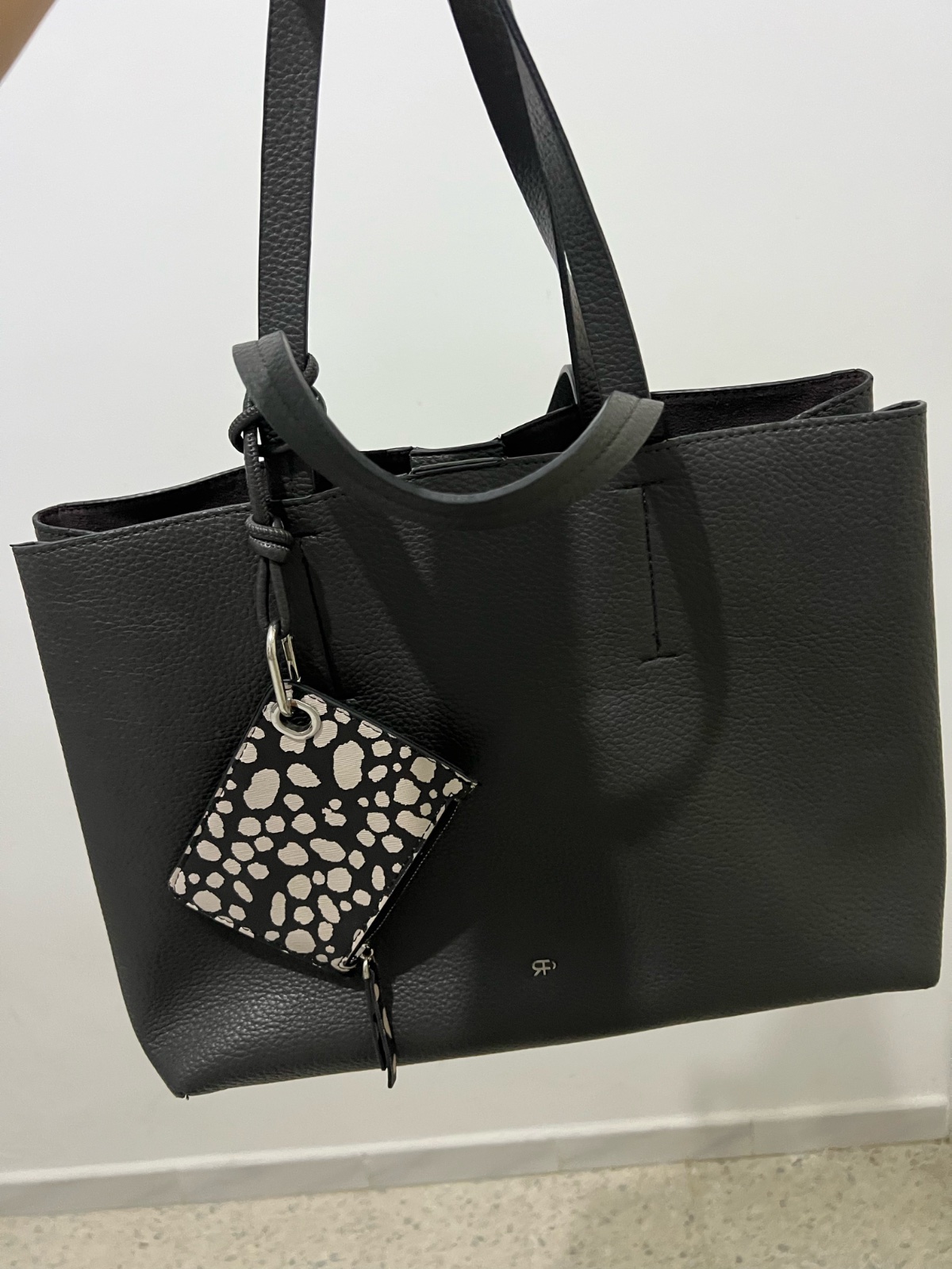 Ce sac cabas de la marque Parfois (modèle Sac pour ordinateur portable 13" avec pendentif)