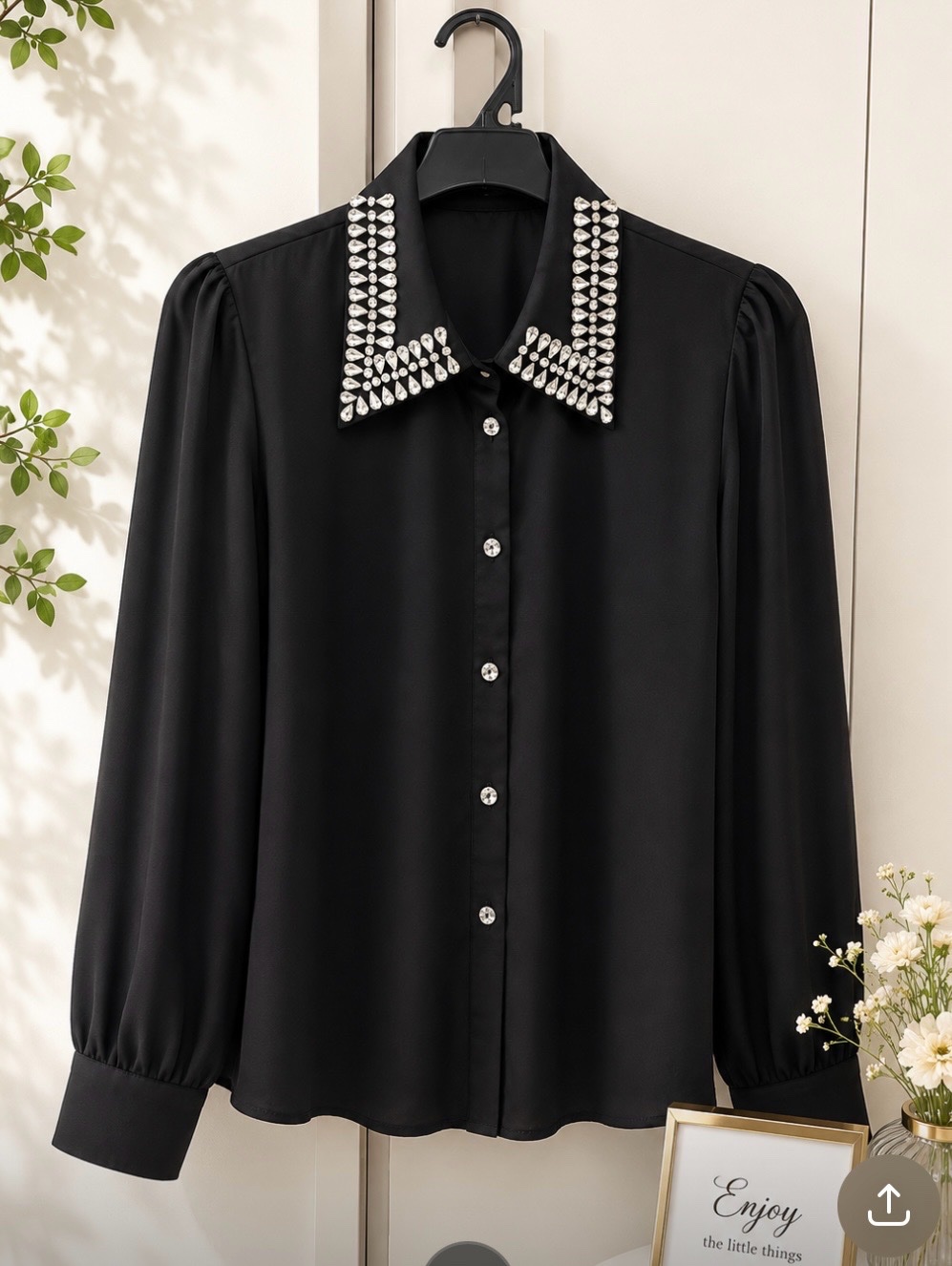 Chemise noire  avec des strass 