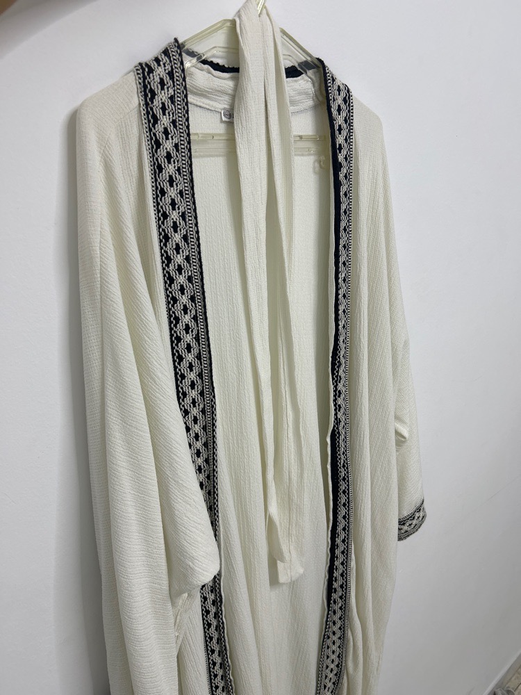 Kimono en blanc brodé avec ceinture