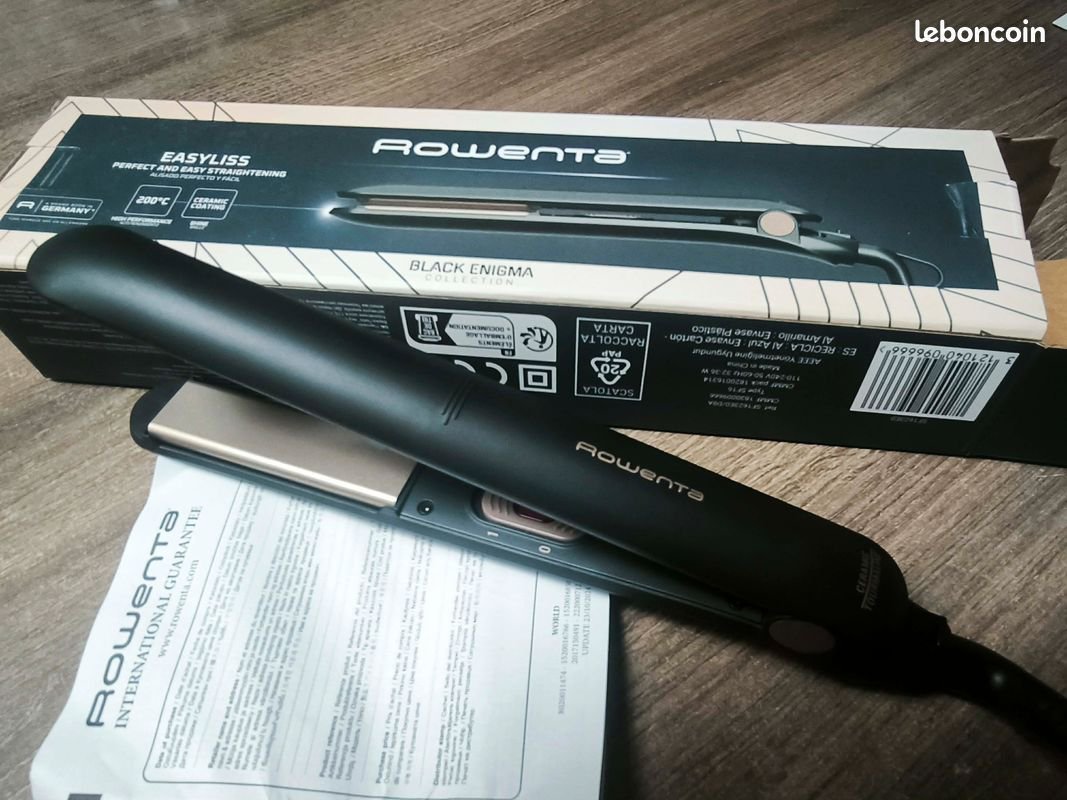 Un lisseur Rowenta Easyliss de la collection tion Black Enigma importé de la France 