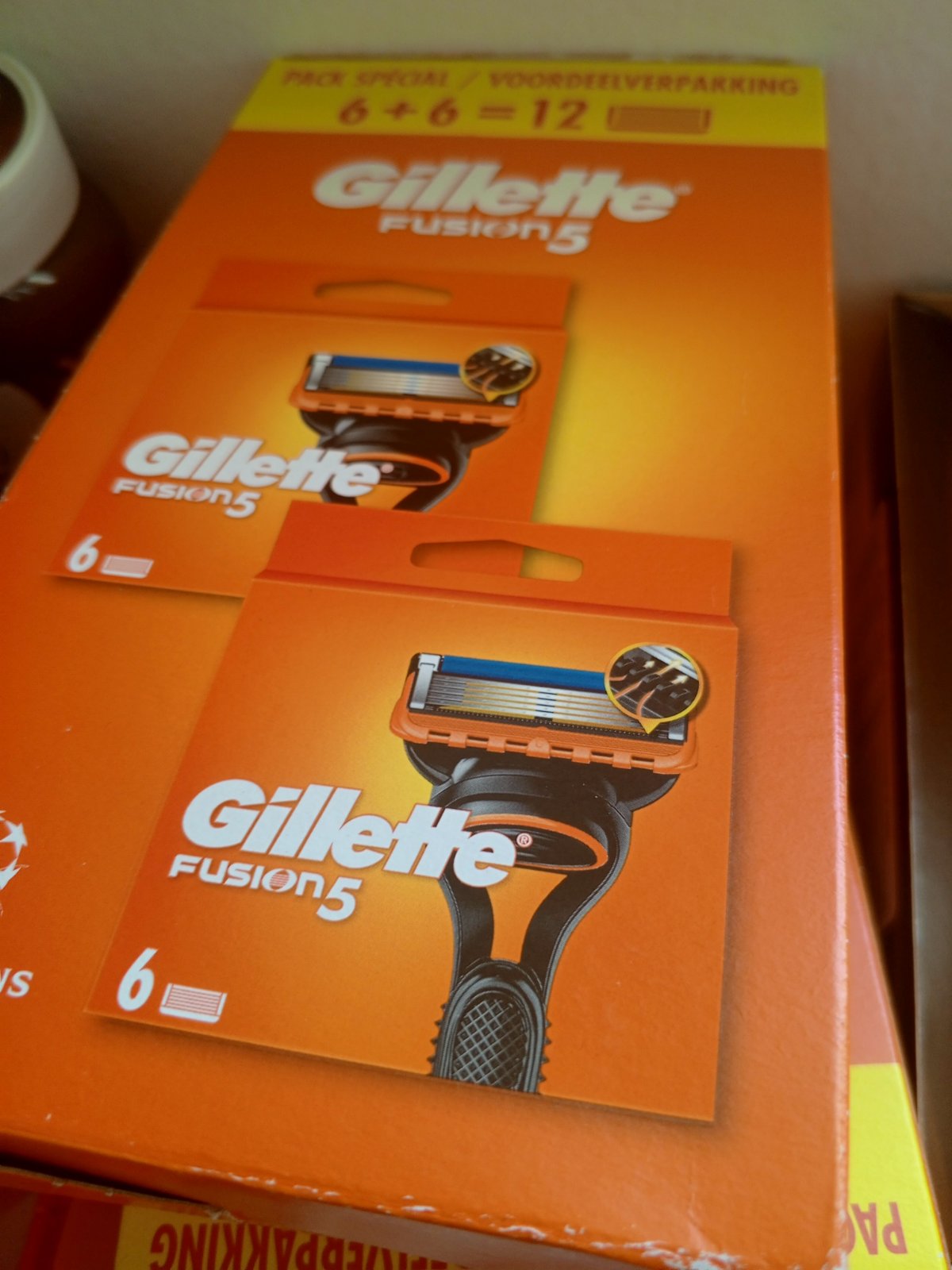 Un lot de paquet de 6 lames Gilette fusion 6+6chacun 