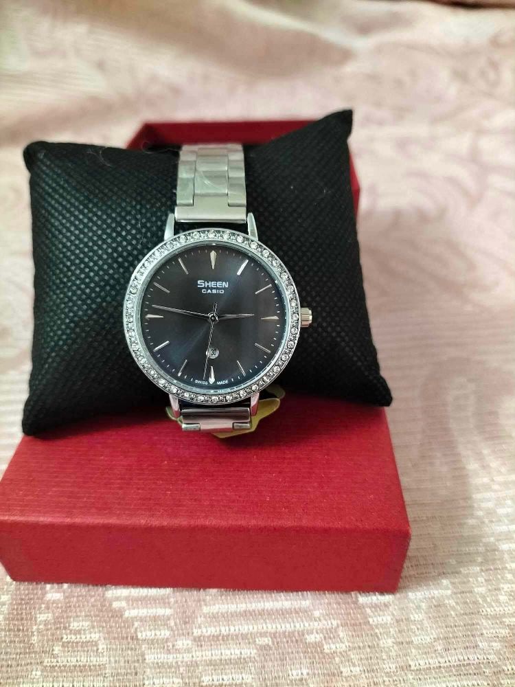 Montre fond noir