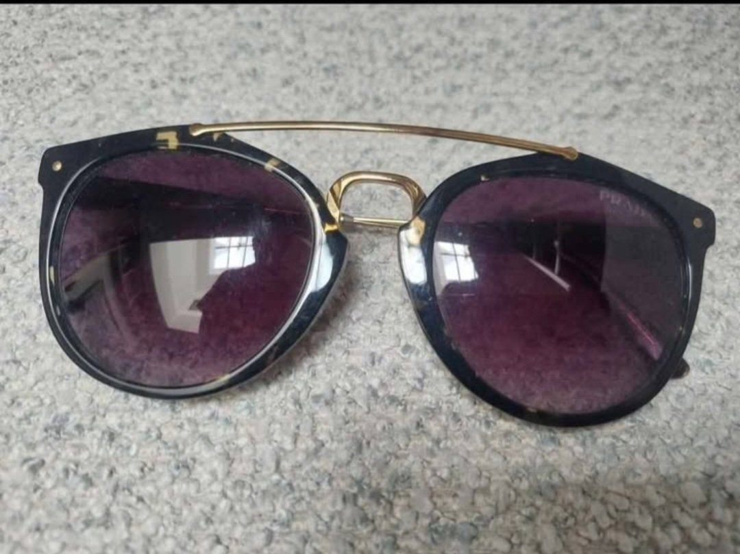 Une paire de lunettes prada