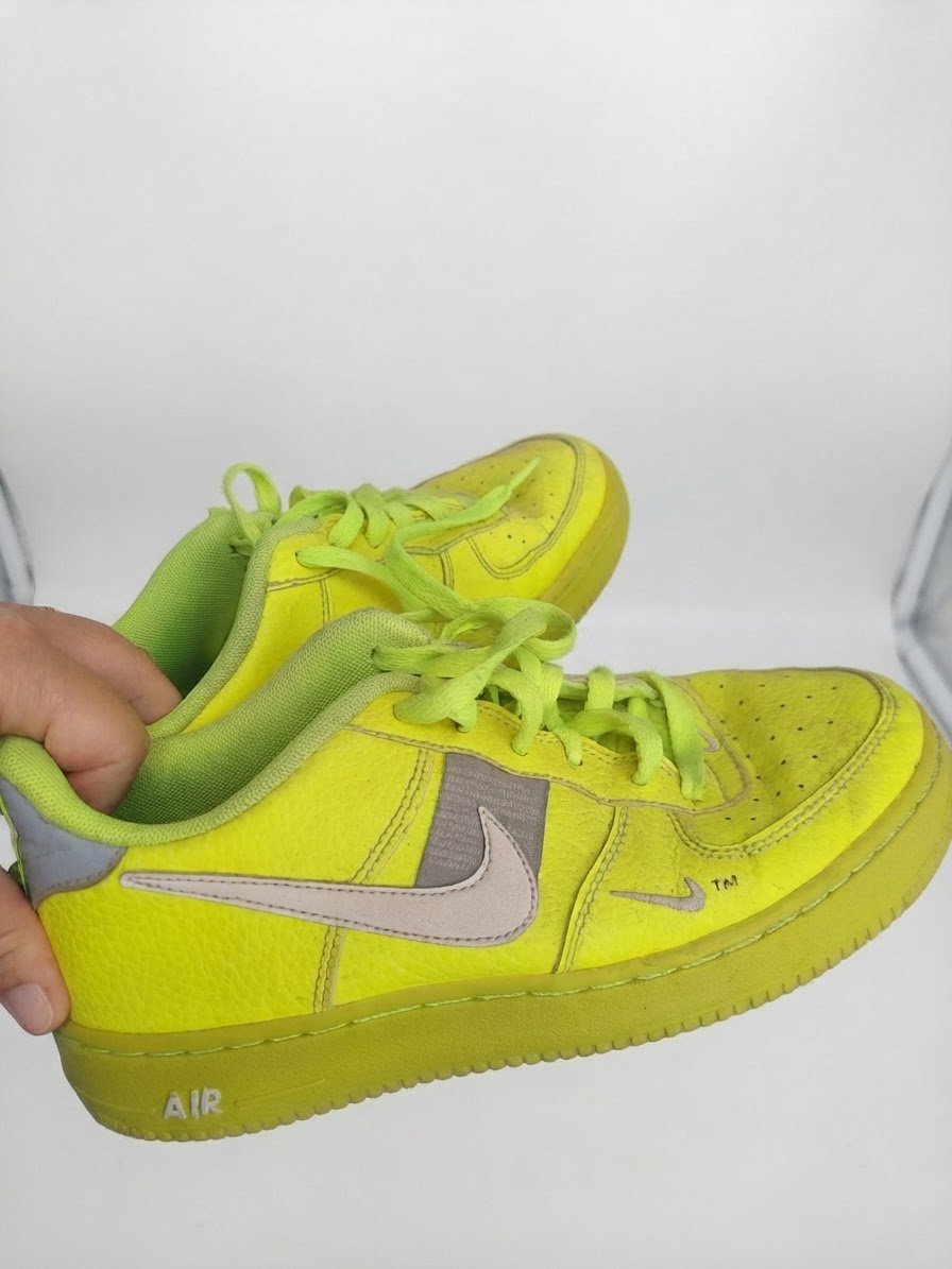 Une paire de baskets nike P39