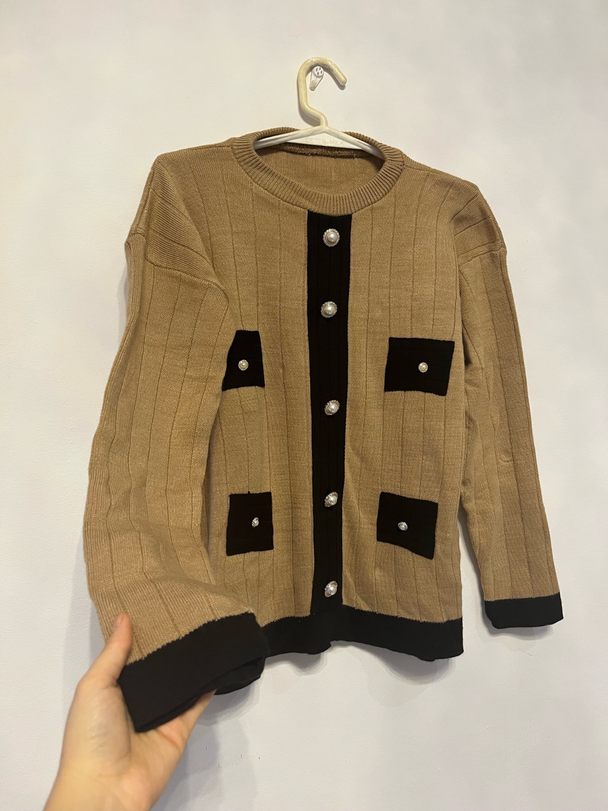 Ensemble deux pièces en laine : jupe et pull boutonné, élégant et confortable.