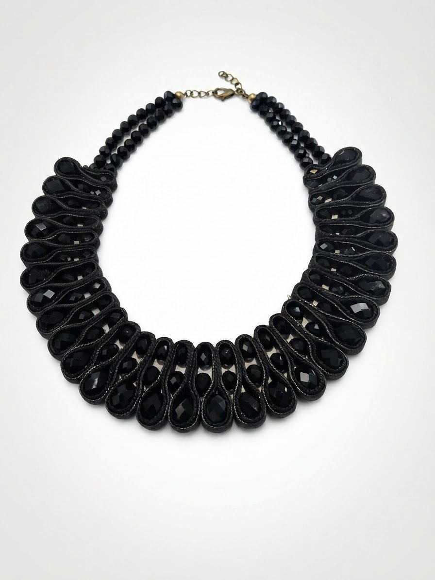 Collier en noir 