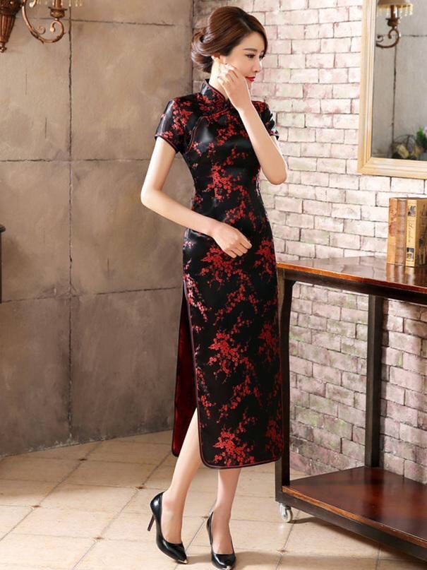 Robe longue style Cheongsam noire à imprimé floral rouge, avec fentes sur les côtés. Élégante et raffinée. 