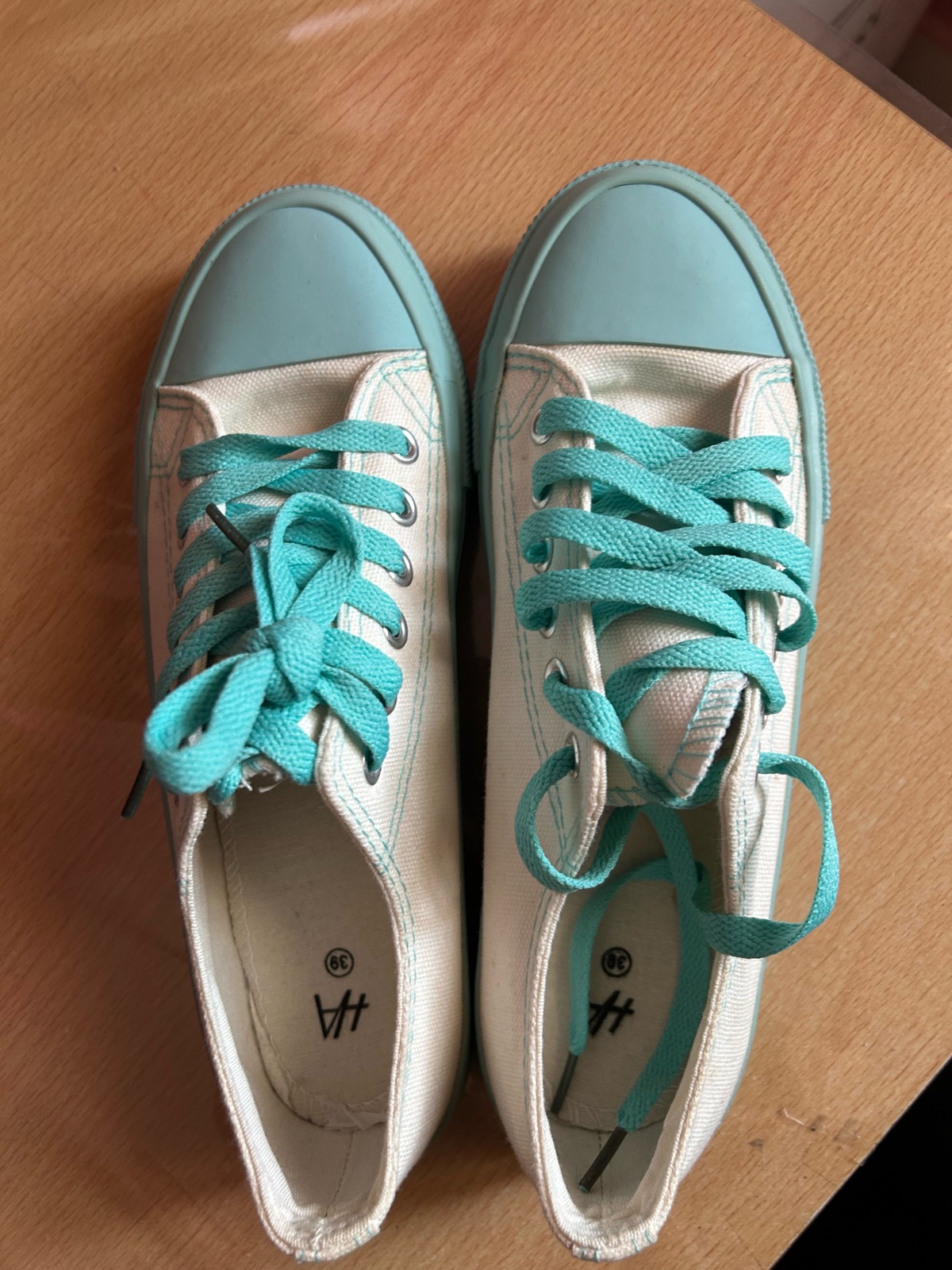 Des chaussures HA