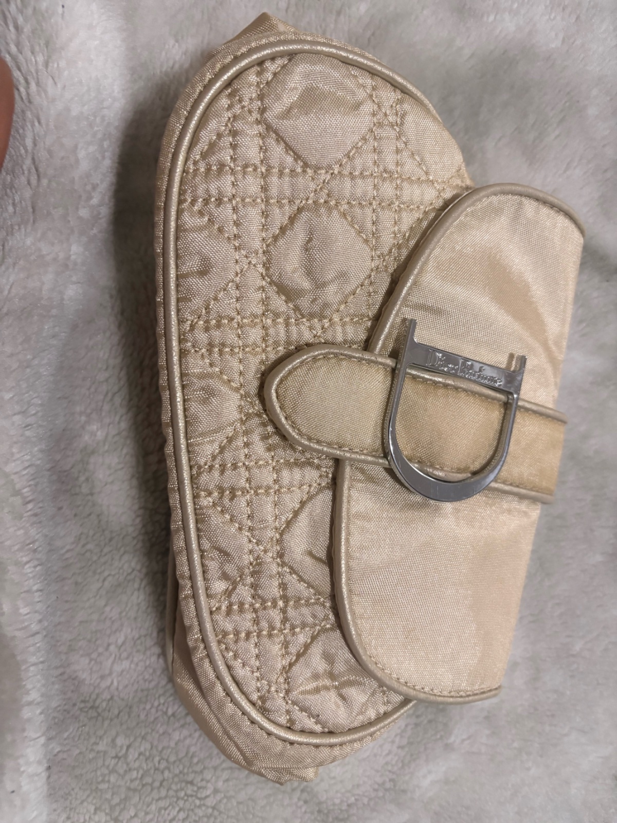 Un mini sacoch de la marque dior