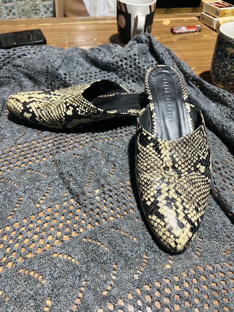une mules  avec le cuir serpon