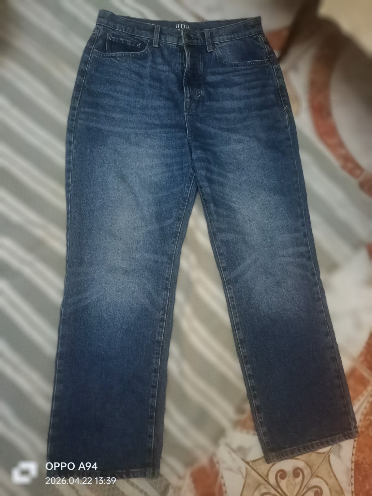 Un jean de denim bleu 