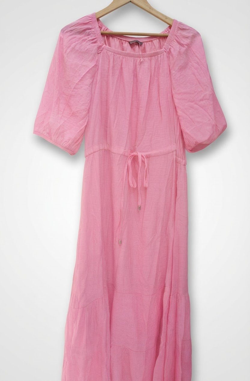 Robe longue et fluide de couleur rose bonbon 