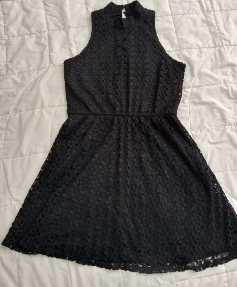 Jolie robe en dentelle noire 
