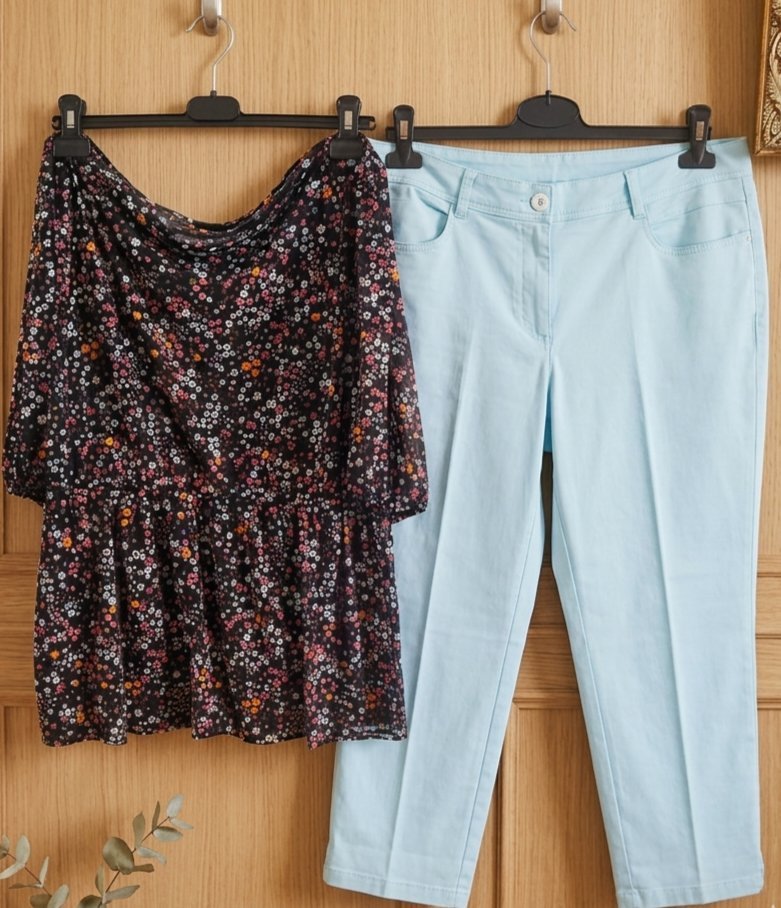 CHEMISE FLEURIE & PONTALON BLEU CIEL.