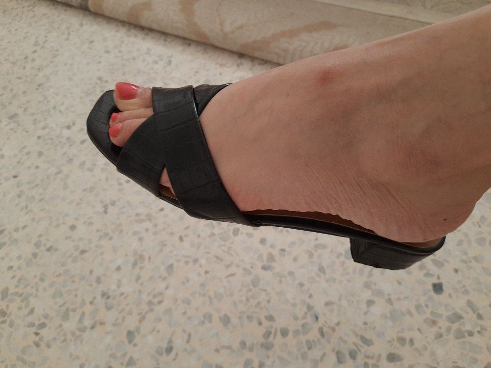  Mules noires avec un petit talon