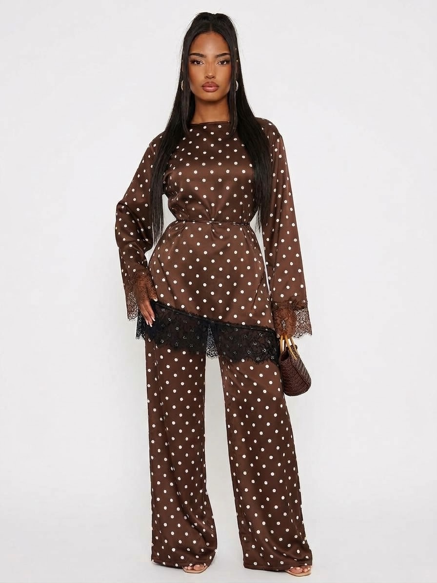 Ensemble a pois marron avec de la dentelle 