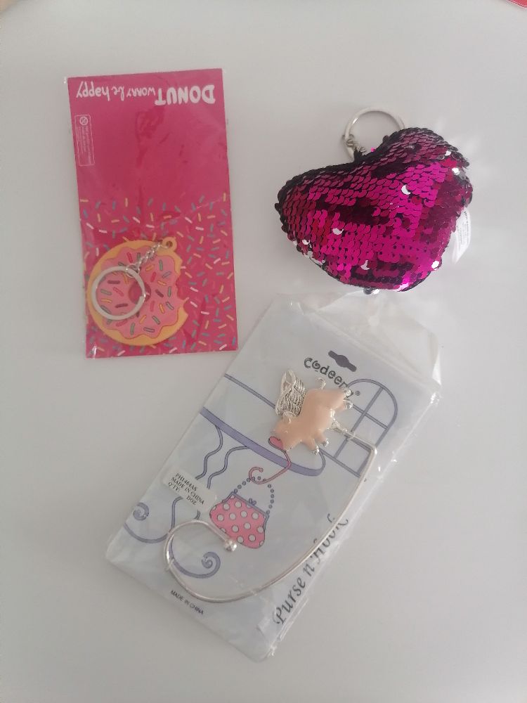 Un lot de 2 portes clé et un porte sac porte 