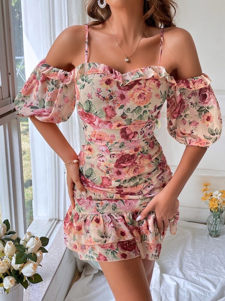 Robe à imprimé floral à épaules dénudées à volants