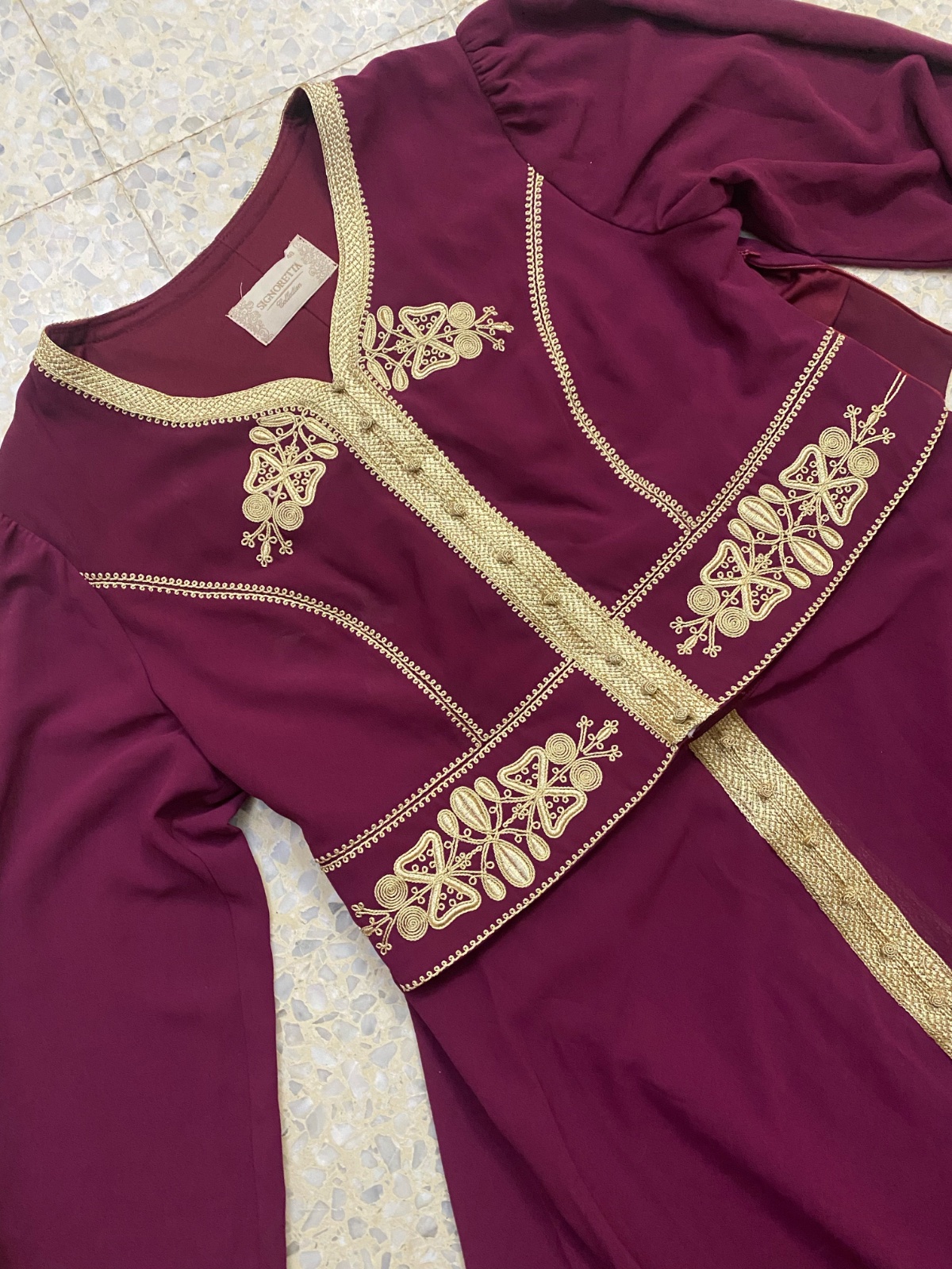 Robe traditionnelle élégante bordeaux ✨ broderie dorée chic ❤