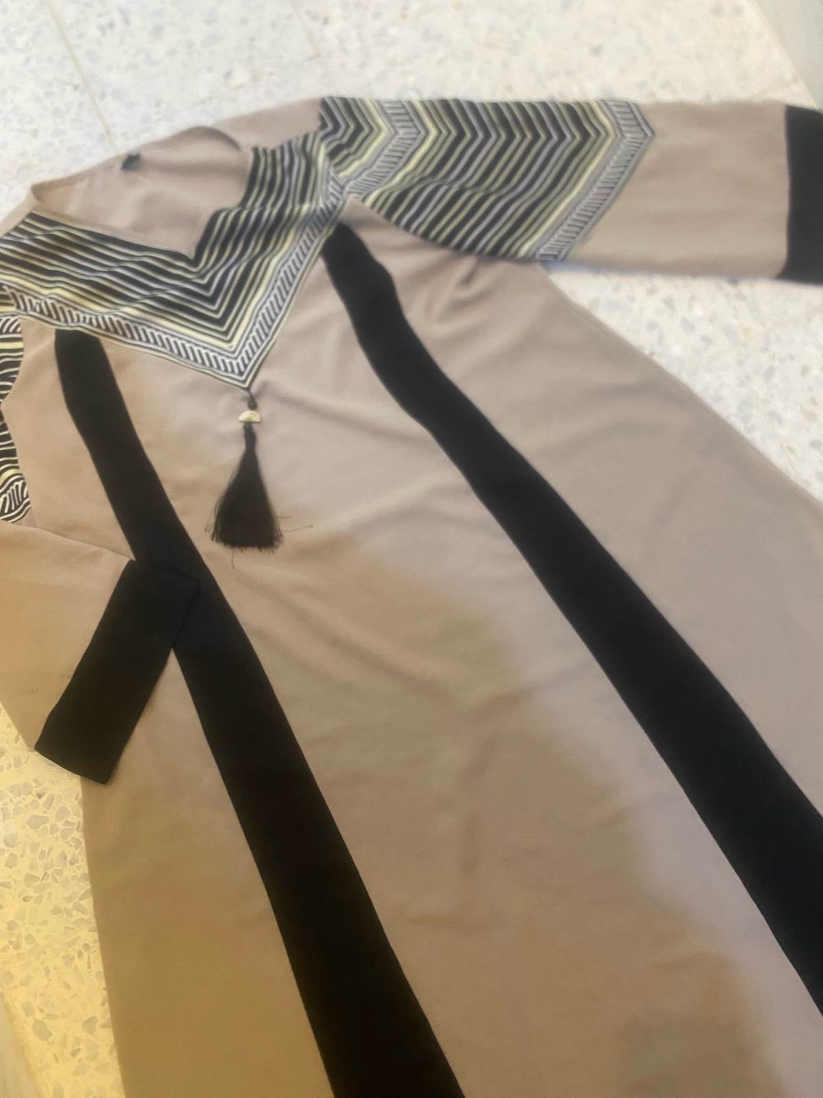     Robe longue chic beige et noir