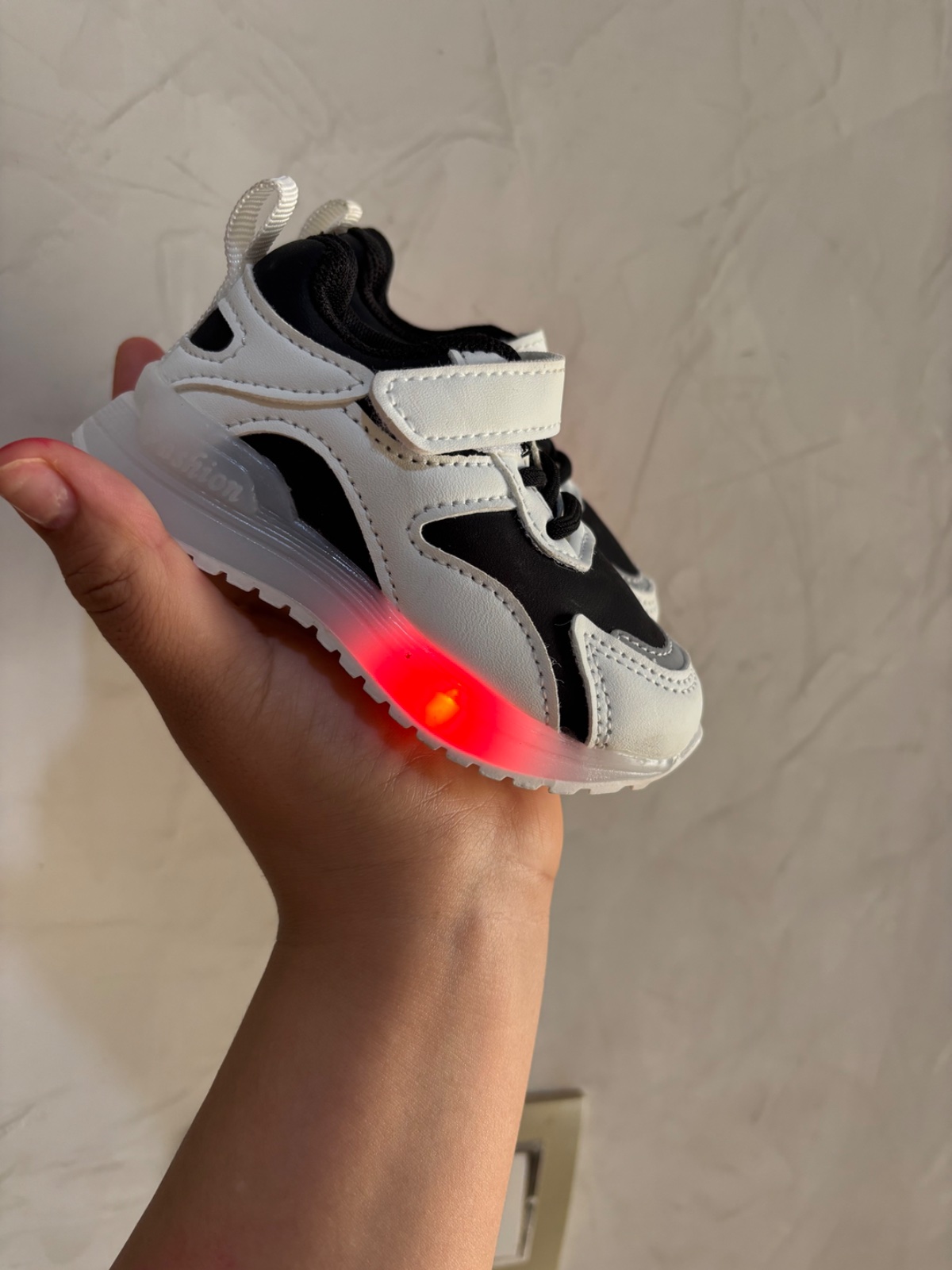 👟 Baskets bébé importées 🖤🤍