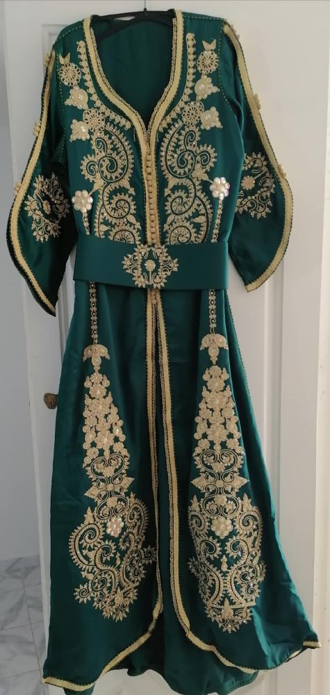 Caftan soirée takchita marocain en vert brodé jaune doré