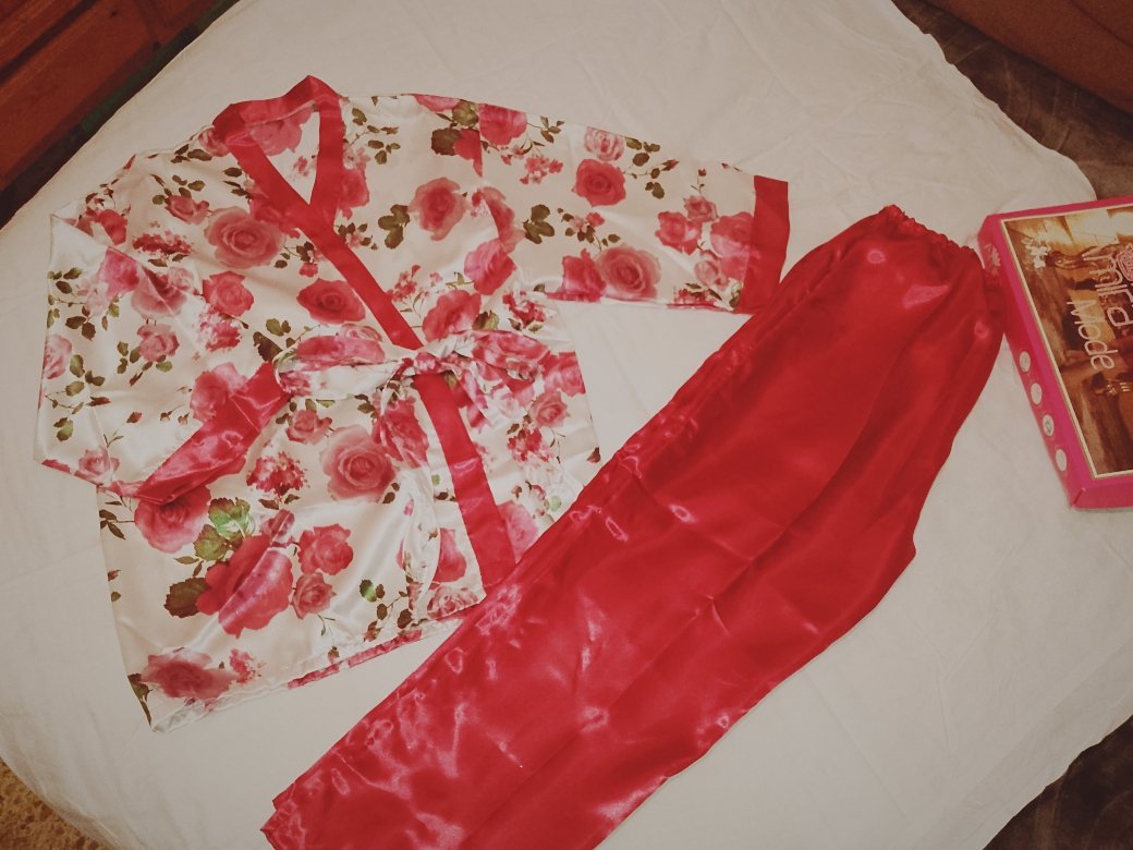 Pyjama satin rouge fleurie