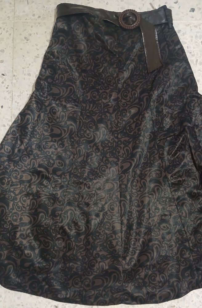 jupe marron imprimé en noir avec effet satiné