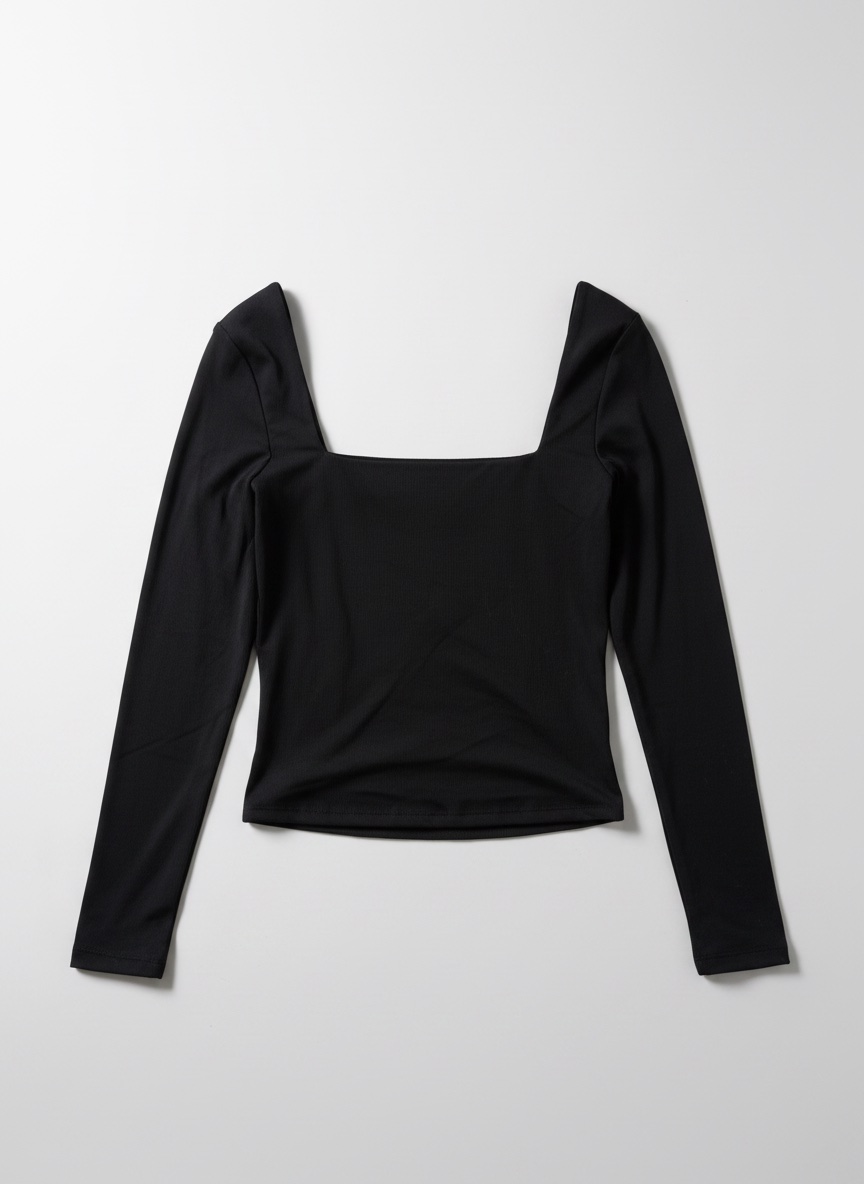Pull noir à col carré