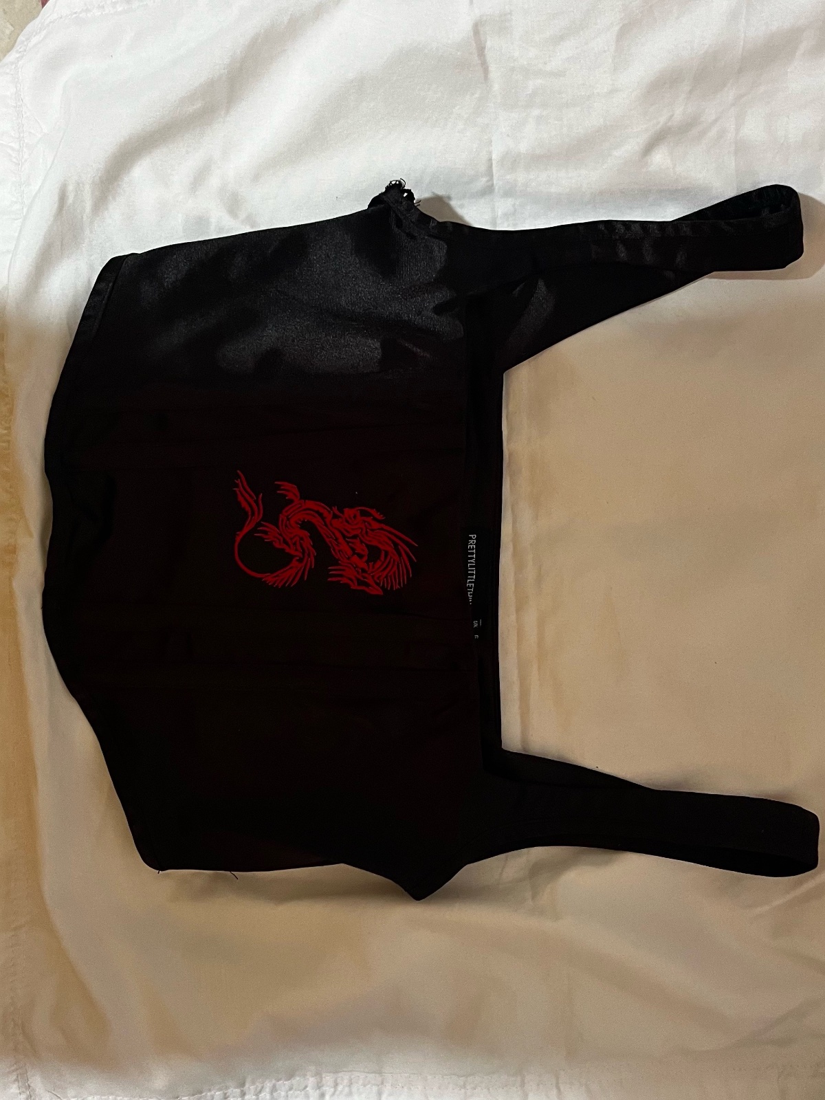 Crop top noir avec broderie dragon rouge - PrettyLittleThing