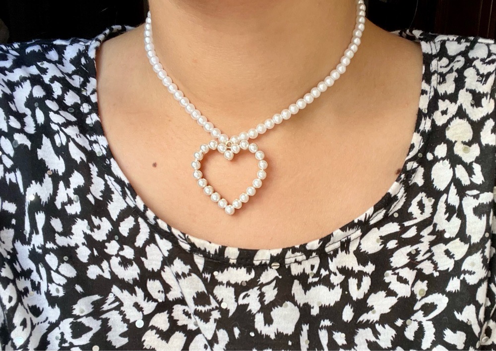 Colliet blanc ayant un coeur comme pendantif 