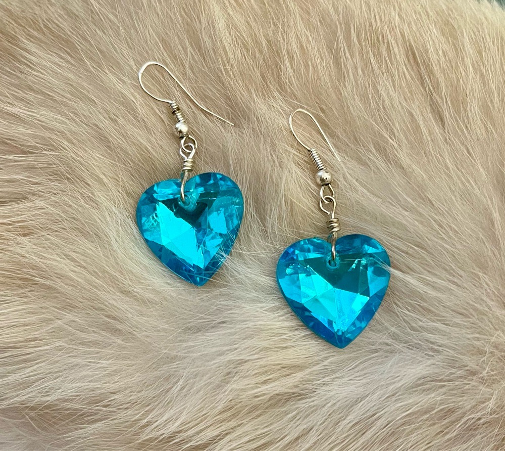 Des boucles d'oreilles bleu turquoise 