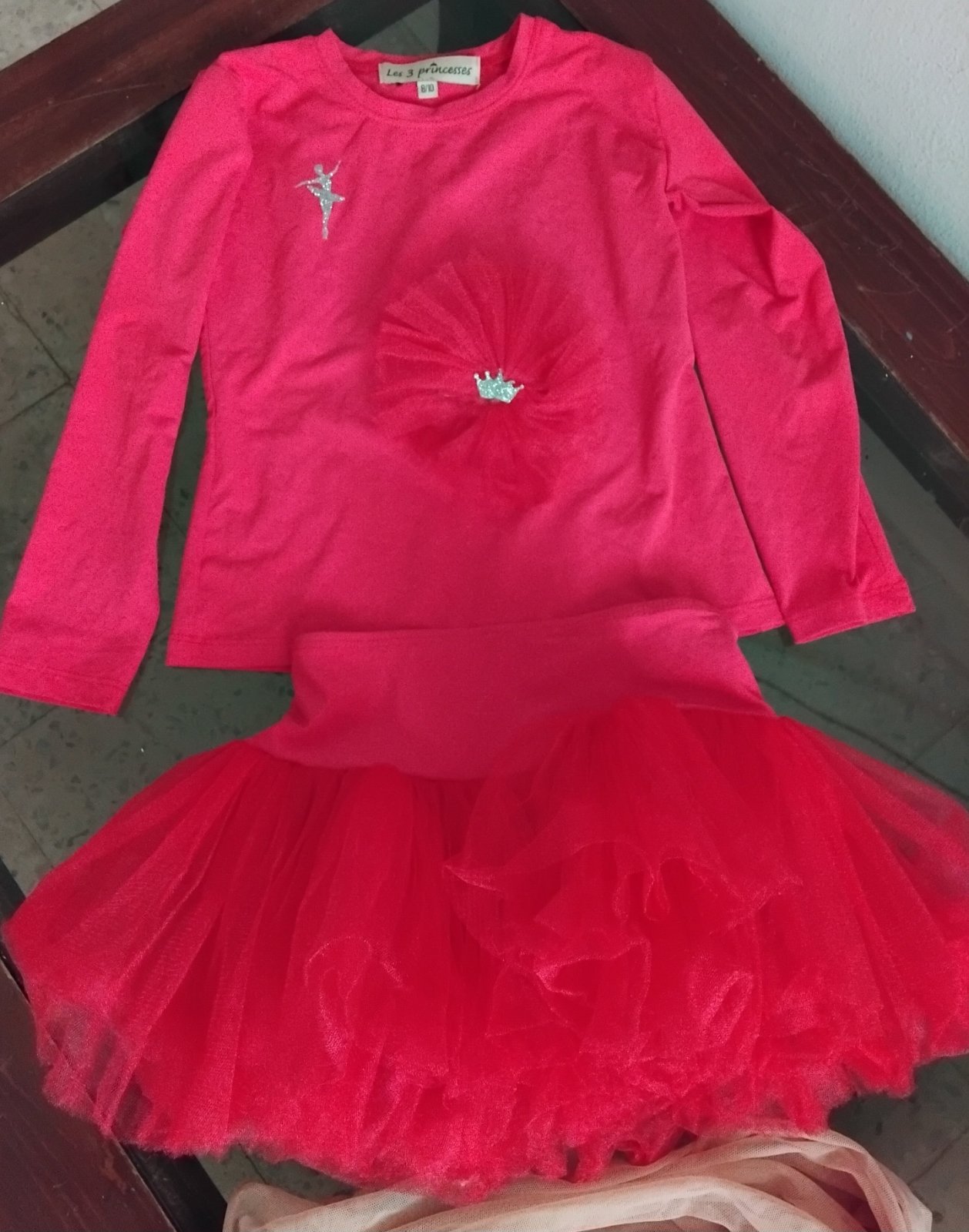 Tres belle tenue de gymnastique pour fillette
