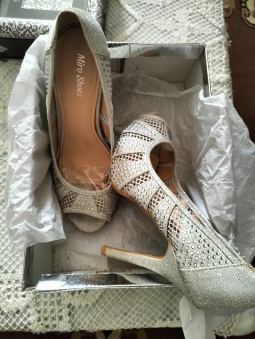 Escarpins blanc avec des estrasse argentéeà talons hauts Miro Shoes