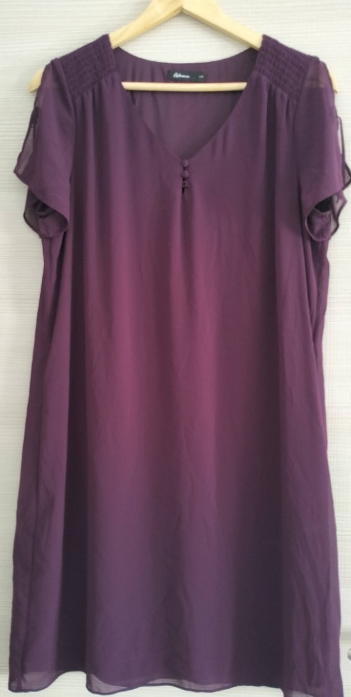 Robe fluide violette élégante 