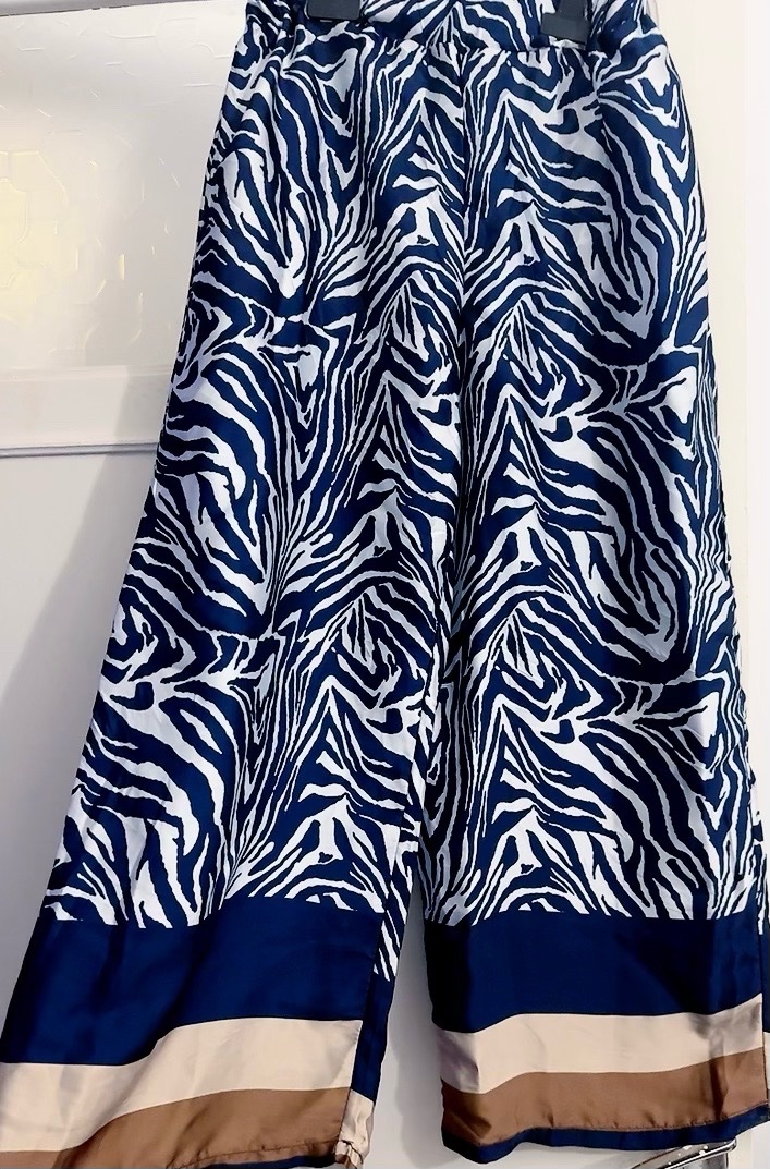 Tres joli pantalon satiné 