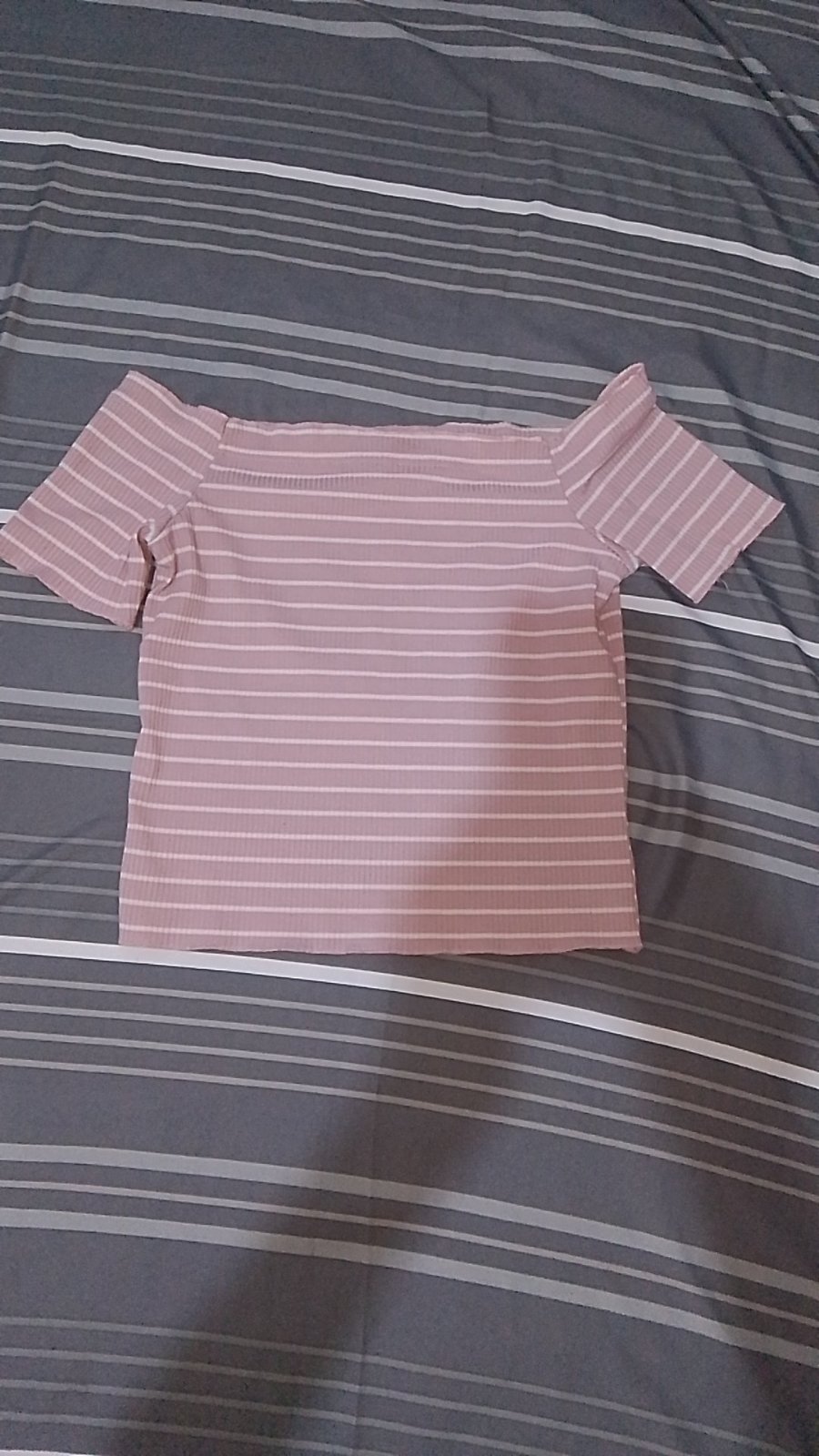 Pull rillé de couleur rose