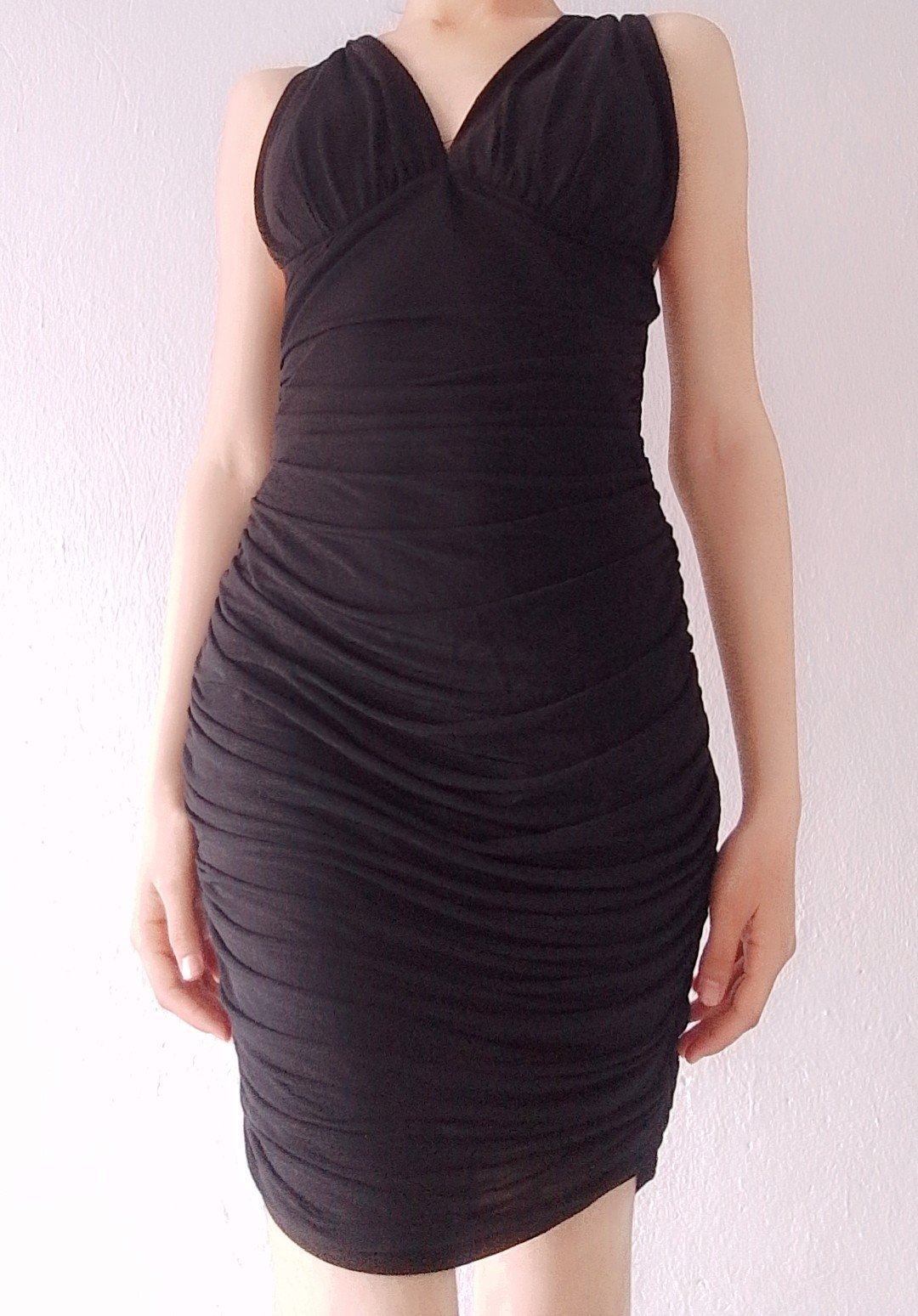 Robe  noire, et classique Tissu : extensible (stretch), probablement en jersey ou avec du lycra, ce qui permet à la robe d’épouser 