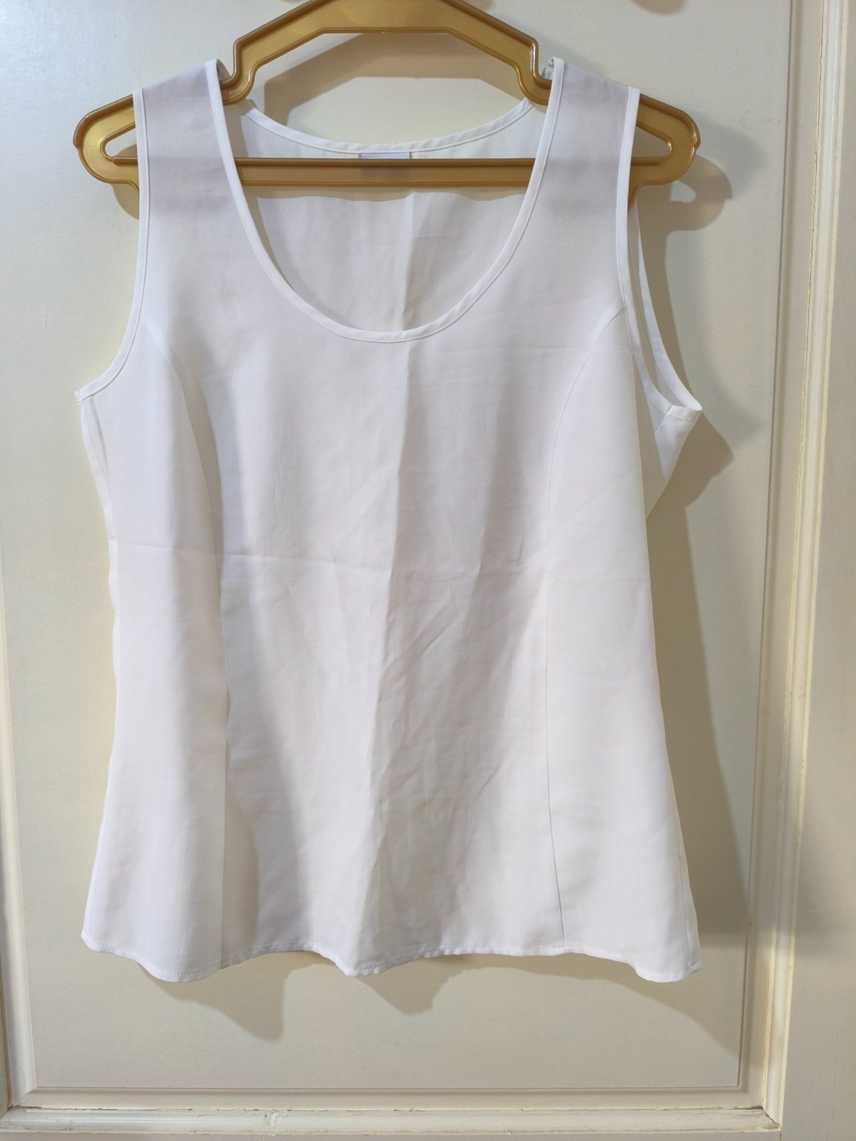 Top blanc fluide sans manches