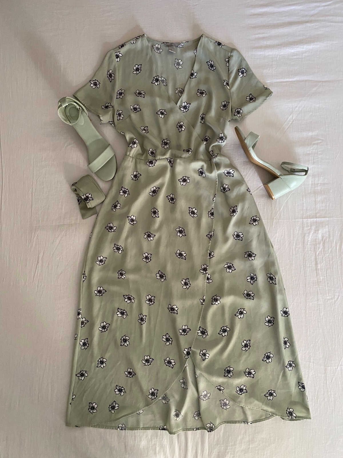 Robe portrfeuille fleurie vert amande