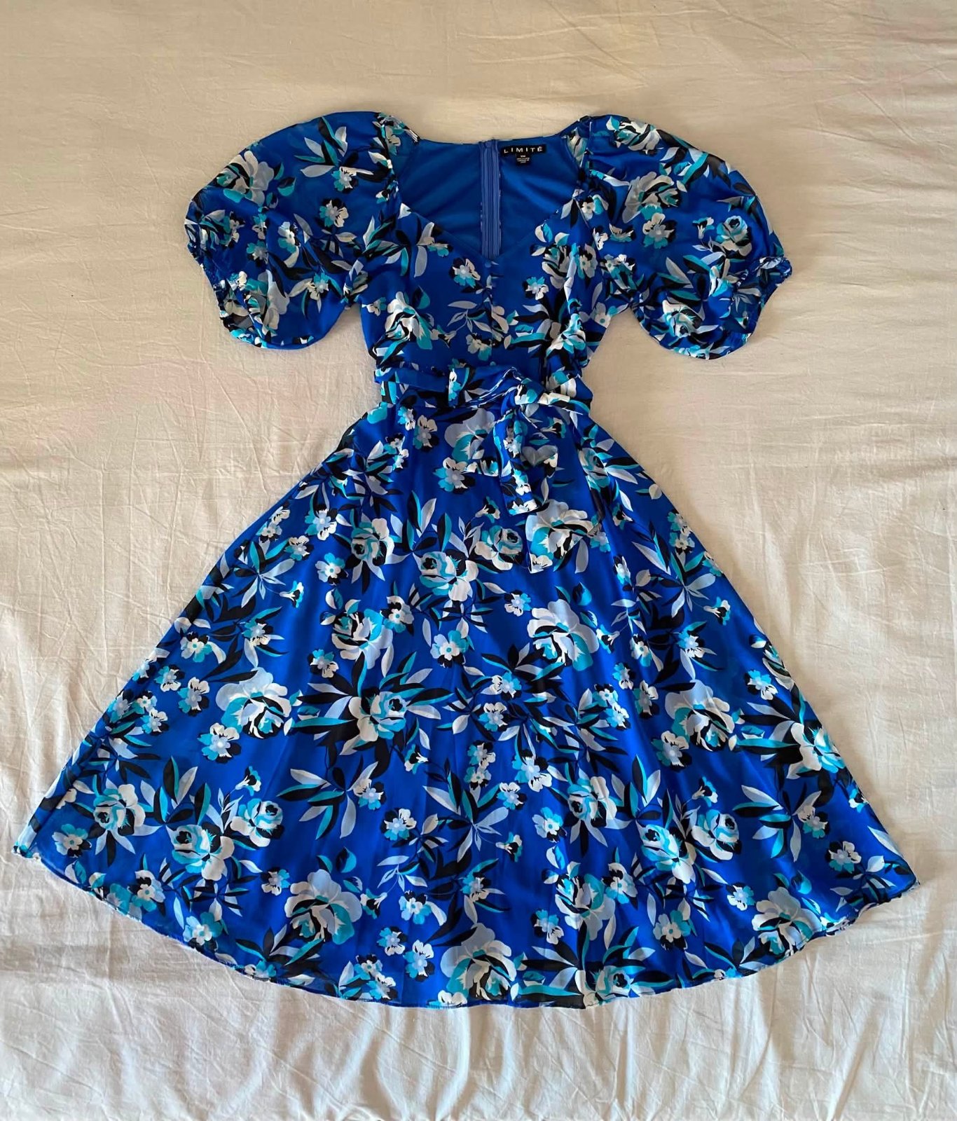 Robe midi à manches bouffantes 