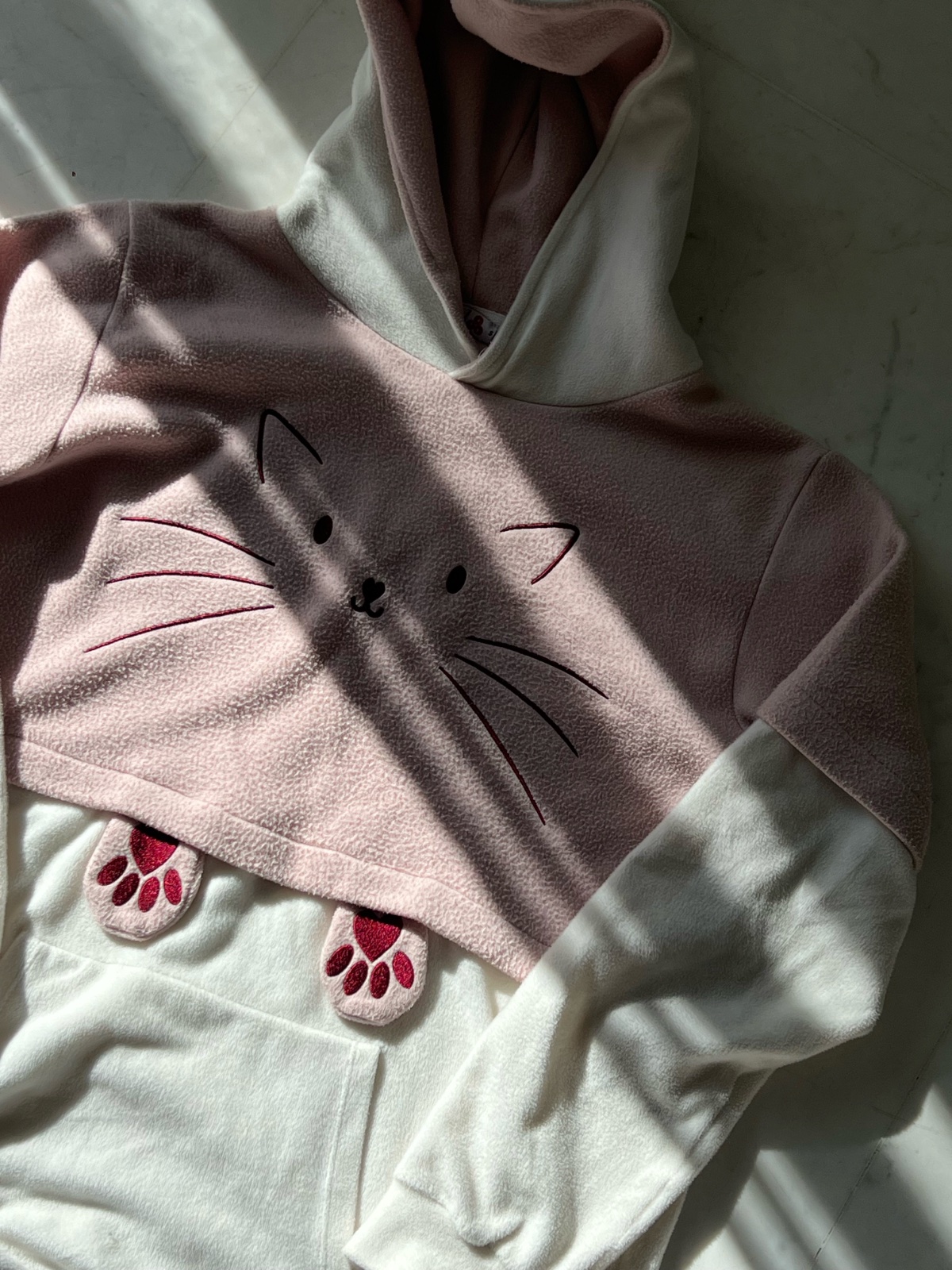 Sweat à capuche chat kawaii rose et blanc avec pattes
