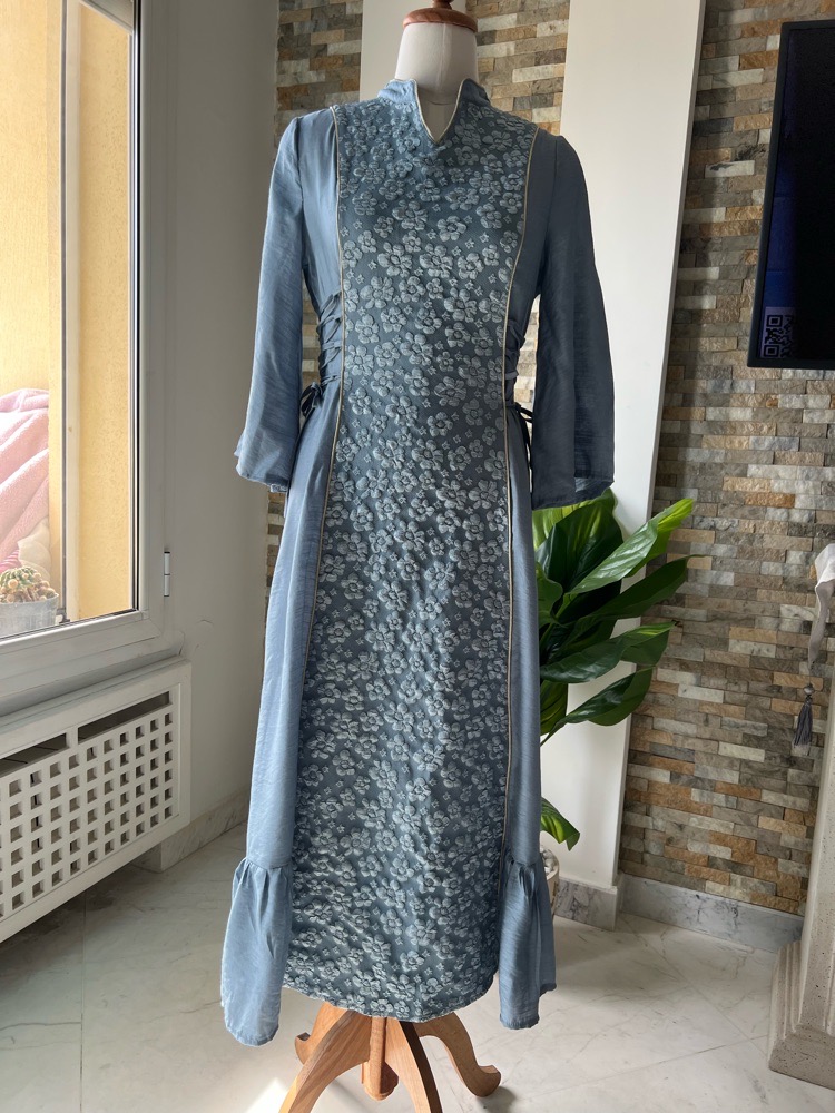 Robe gris-bleu brodé