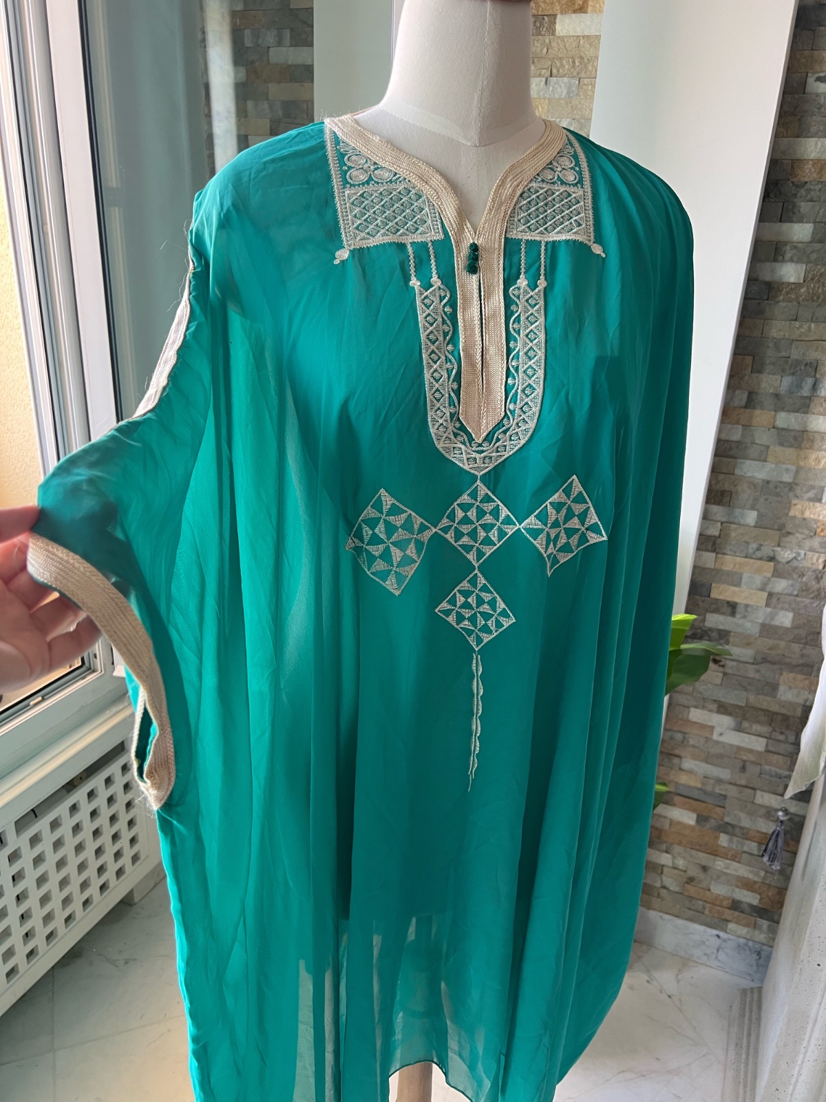 Superbe caftan turquoise à broderies dorées — style oriental chic 
