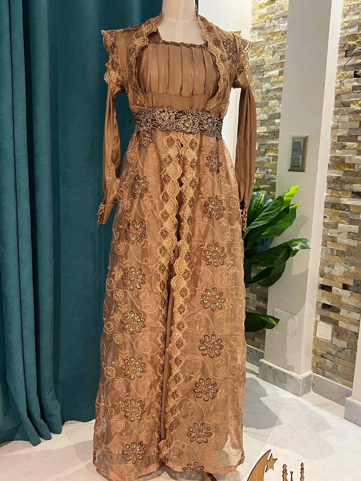 Robe orientale dorée – Style majestueux