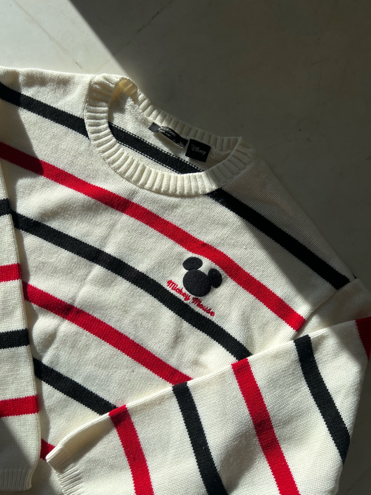 Pull Disney Mickey rayé blanc rouge noir