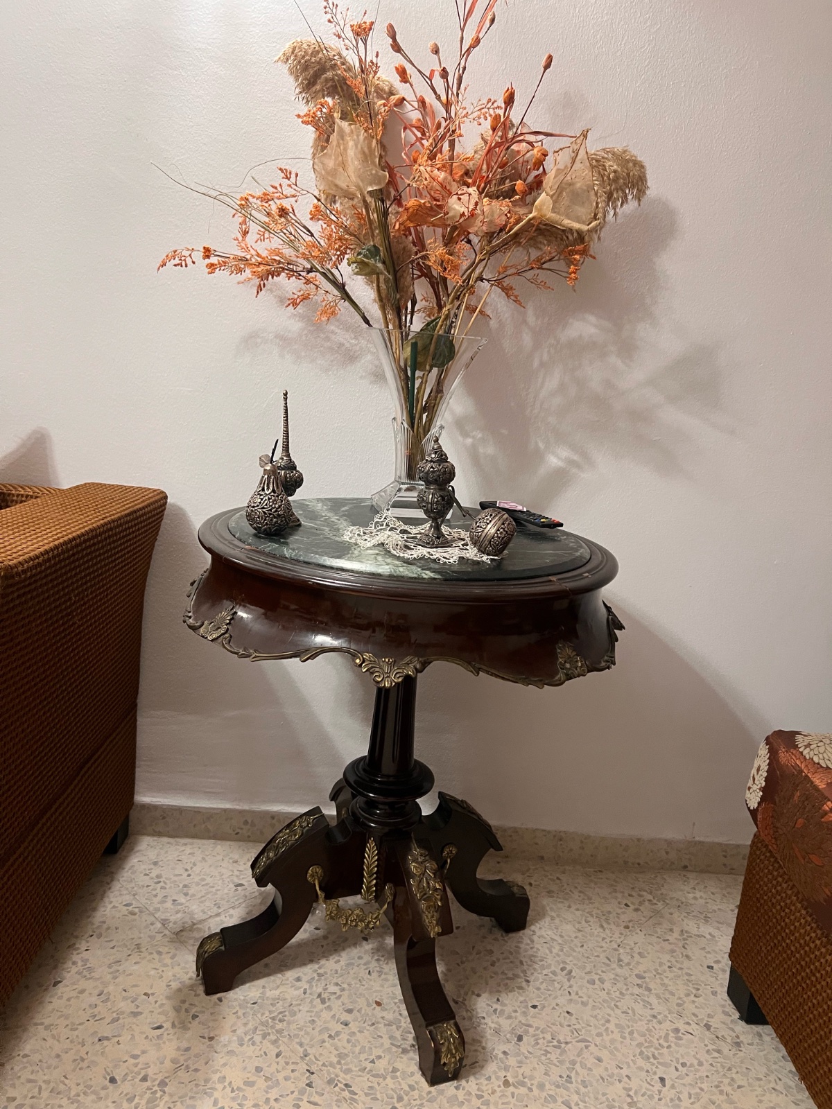 Table antique du coin