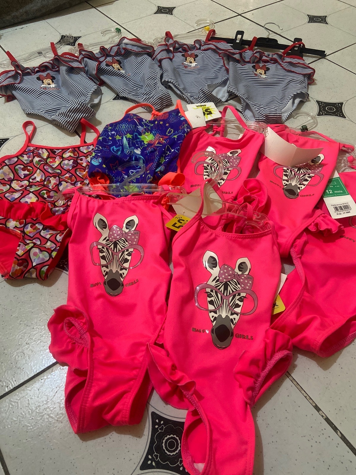 Des maillots fillettes