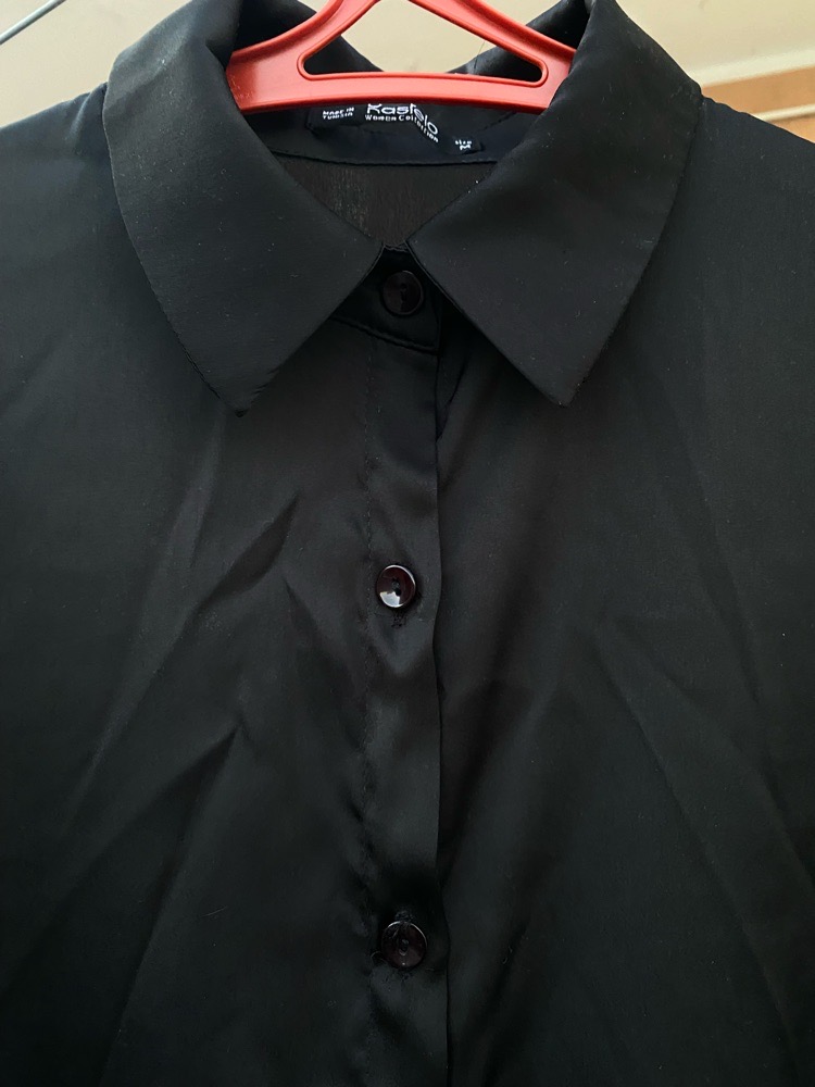  Chemise noire élégante en satin