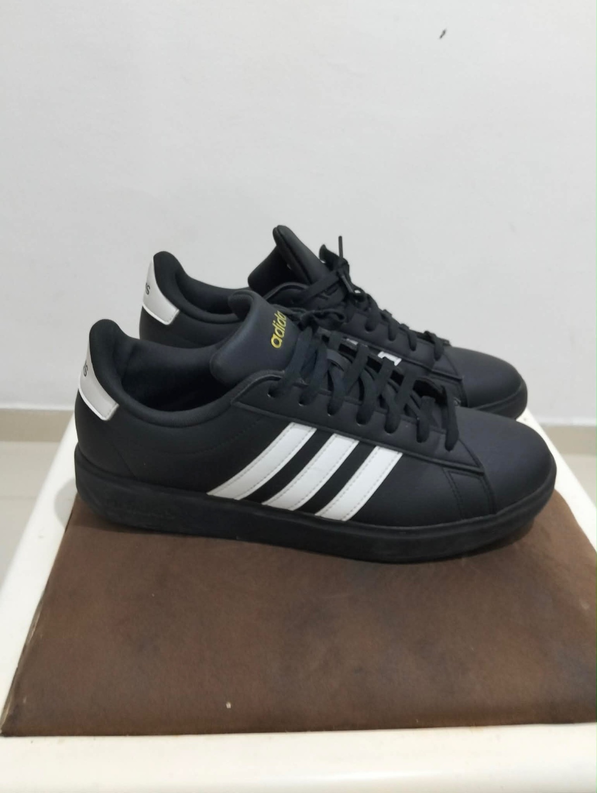 Adidas homme AUTHENTIQUE